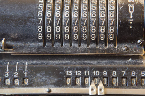 Старая механическая ручная счетная машина для математических расчетов. Деталь старой машины добавления
. - Фото, изображение
