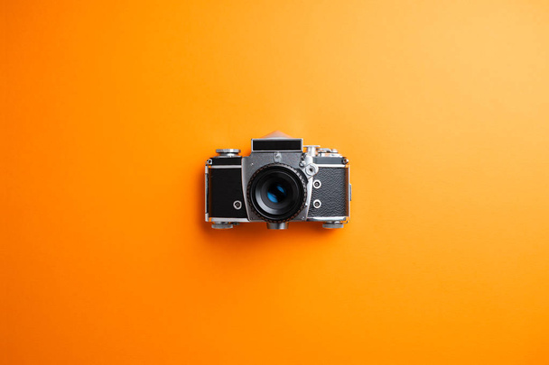 Vintage fotocamera su sfondo arancione
 - Foto, immagini