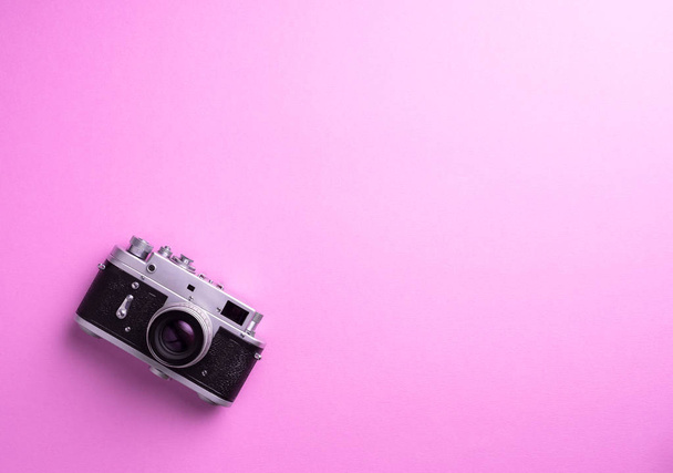 Vintage camera over pink background with negative space - Foto, imagen