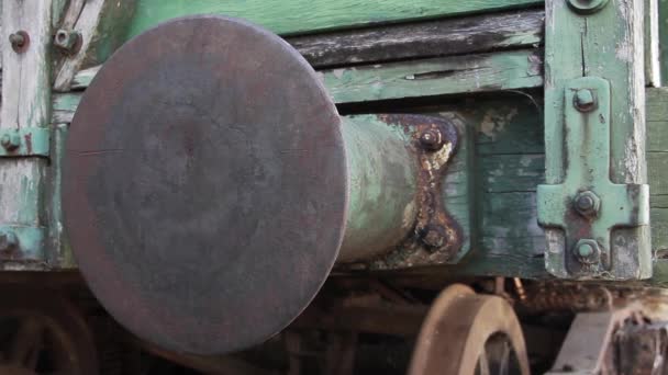 古い放棄された鉄道ワゴン。バンパーのディテール。ズーム インチ フル Hd.  - 映像、動画