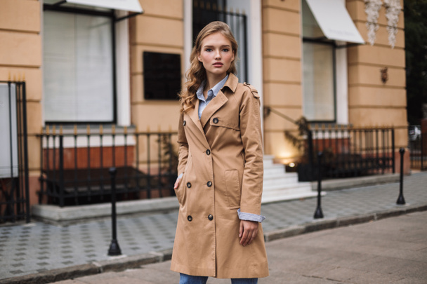 Mladá atraktivní žena v příkopu, kabát, zamyšleně díval za zavřenými chodit po ulici útulné město - Fotografie, Obrázek
