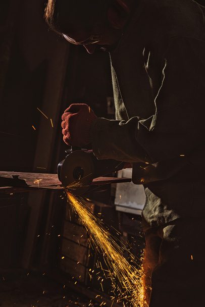 trabajador masculino en googles protectores que trabaja con sierra circular en fábrica
 - Foto, Imagen