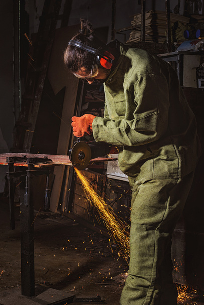ouvrier de fabrication dans googles de protection travaillant avec scie circulaire à l'usine
 - Photo, image