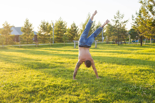 Yoga, fitness e stile di vita sano concetto - l'uomo che fa un palo sulla natura estiva
 - Foto, immagini