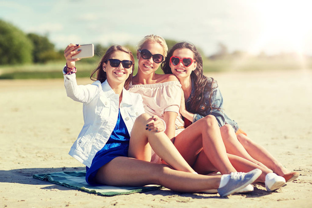 group of smiling women taking selfie on beach - Fotó, kép