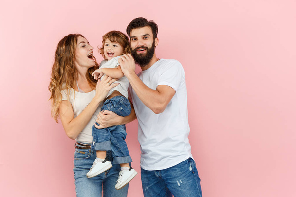 A happy family on pink background - Foto, afbeelding