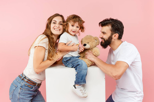 A happy family on pink background - Zdjęcie, obraz
