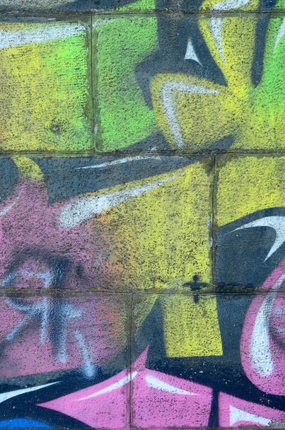 Fragment van graffiti tekeningen. De oude muur versierd met verf vlekken in de stijl van straatkunst cultuur. Veelkleurige achtergrond textuur. - Foto, afbeelding