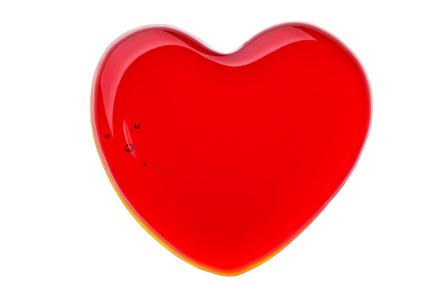 Nahaufnahme eines roten Herzens auf weißem Hintergrund mit Clipping-Pfad. Glas rotes Herz. - Foto, Bild
