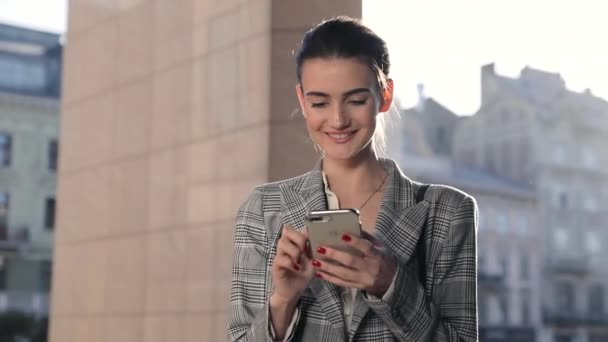 Beautiful Business Woman With Phone Outdoors Portrait - Záběry, video