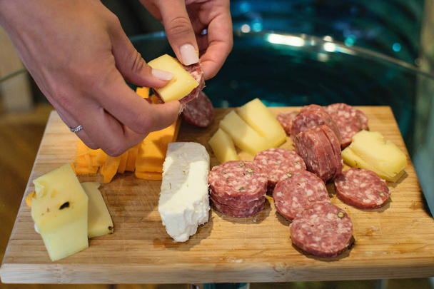 肉とチーズのサンプル ボード - 写真・画像