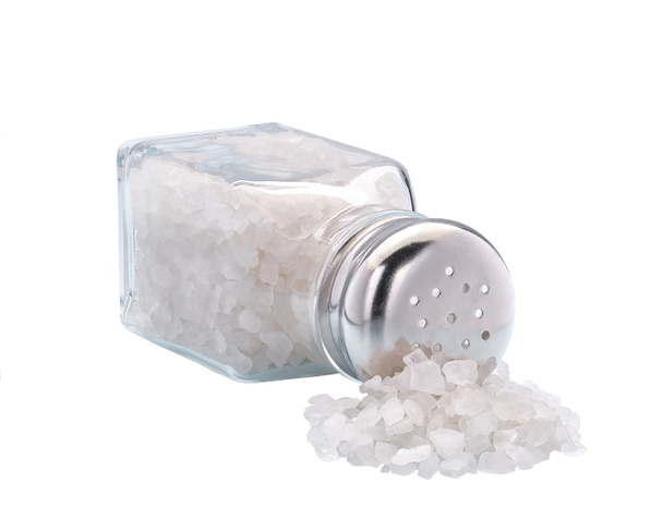 Glas zout shaker geïsoleerd op een witte achtergrond. Horizontale samenstelling - Foto, afbeelding
