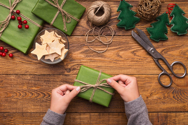 Nő díszítő kézzel készített kézműves karácsonyi ajándék dobozok - Fotó, kép