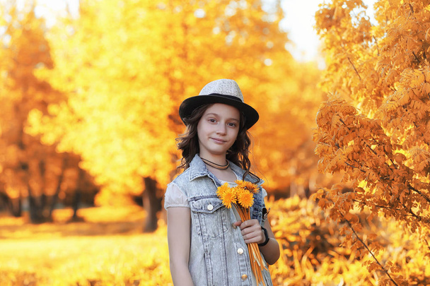Dziewczyna spaceru w parku jesień. Jesień w mieście, Dziewczyna z d - Zdjęcie, obraz