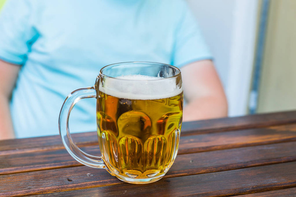 Italok, alkohol, gesztus és szabadidős fogalom - közelről az ember iszik sört. - Fotó, kép
