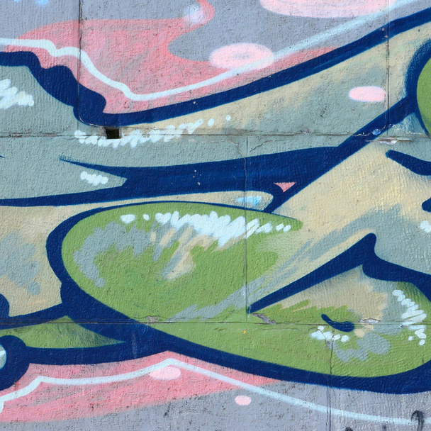 Fragmento de dibujos de grafiti. La antigua pared decorada con manchas de pintura en el estilo de la cultura del arte callejero. Textura de fondo de color en tonos verdes
. - Foto, Imagen