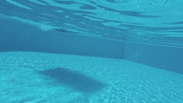 Tiro subaquático da natação na piscina, colchão de ar para nadar
 - Filmagem, Vídeo