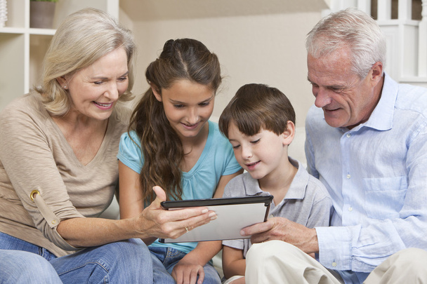 Старі та діти Бабусі та дідусі використовують планшетний комп'ютер
 - Фото, зображення