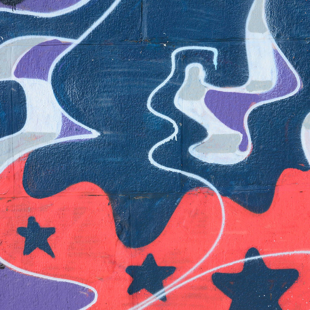 Graffitipiirustusten sirpale. Vanha seinä koristeltu maalitahroja tyyliin katutaiteen kulttuuria. Värillinen tausta tekstuuri kylmillä sävyillä
. - Valokuva, kuva