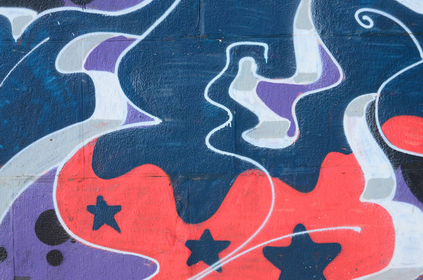 Frammento di graffiti. La vecchia parete decorata con macchie di vernice nello stile della cultura di street art. texture di sfondo colorato nei toni freddi
. - Foto, immagini