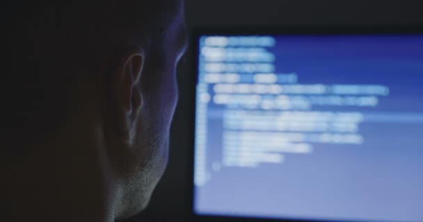 Programmatore informatico digita il codice del programma. Sviluppatore al lavoro straordinario. Hacker hackerare a tarda notte
. - Filmati, video