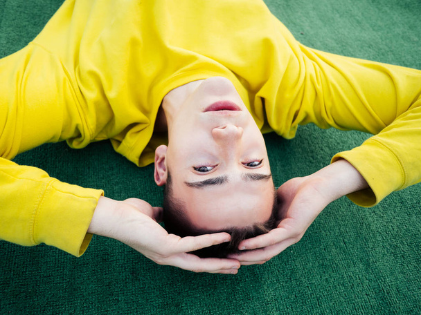 Mladý atraktivní muž ve žlutém svetru - Fotografie, Obrázek