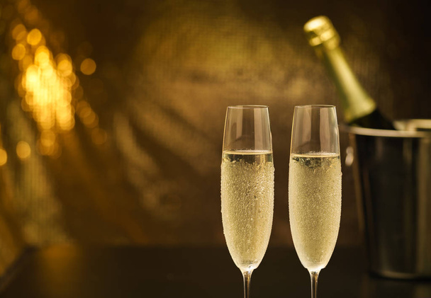 Bicchieri di champagne freddo su sfondo oro
. - Foto, immagini