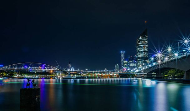 Piękny widok spektakularnych oświetlone Miasto Brisbane i rzeki w ciemnej nocy w Australii - Zdjęcie, obraz