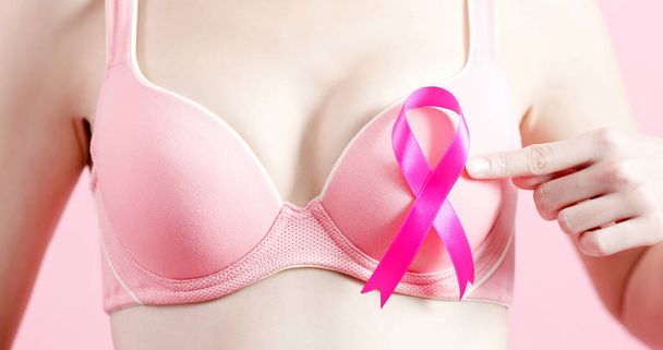 γυναίκα δείχνει ροζ κορδέλα με πρόληψη έννοια του καρκίνου του μαστού - Φωτογραφία, εικόνα