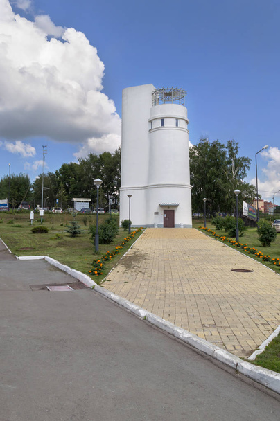 Novosibirsk, Russia, august 9, 2016: tower with Foucault pendulum at Novosibirsk planetarium - Foto, imagen