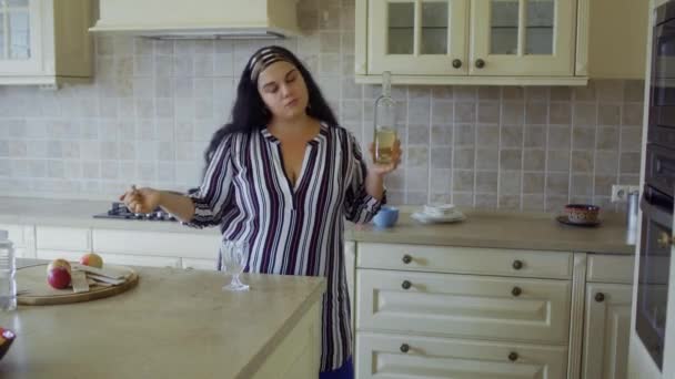 Fat girl in the kitchen. - Imágenes, Vídeo