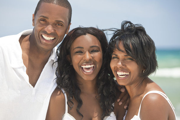 Feliz família afro-americana na praia
 - Foto, Imagem