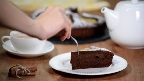 Шматок домашнього шоколадного пирога з грушами. Шоколадний грушевий торт
. - Кадри, відео