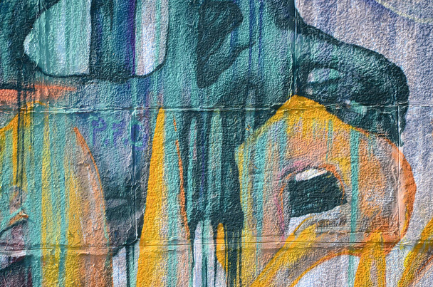 Fragmento de dibujos de grafiti. La antigua pared decorada con manchas de pintura en el estilo de la cultura del arte callejero. Textura de fondo de color en tonos cálidos
. - Foto, Imagen
