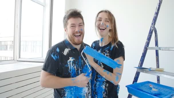 Молодая счастливая пара веселится во время ремонта и покраски своей квартиры
 - Кадры, видео