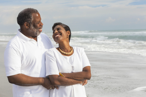Щасливі старший афро-американських пара на пляжі - Фото, зображення