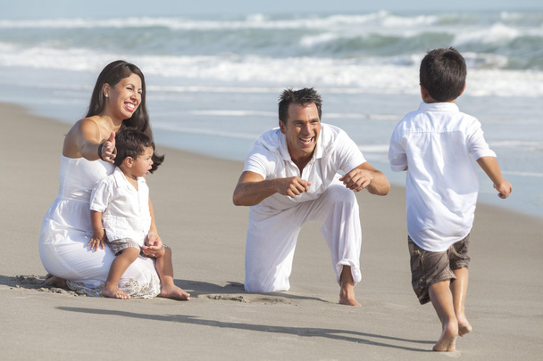 Moeder, vader & kinderen Spaanse familie op strand - Foto, afbeelding