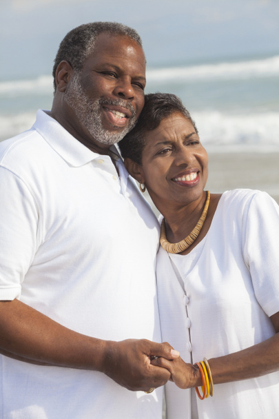 Gelukkig senior Afrikaanse Amerikaanse echtpaar op strand - Foto, afbeelding