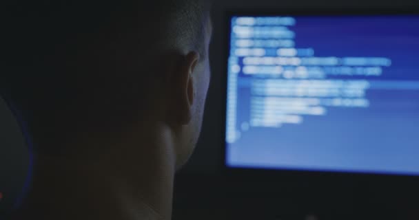 Programmeur informatique homme tapant dans le code du programme. Développeur au travail en heures supplémentaires. Piratage informatique tard dans la nuit
. - Séquence, vidéo
