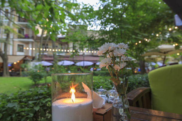 Lume di candela sul tavolo in legno la sera romantica
  - Foto, immagini