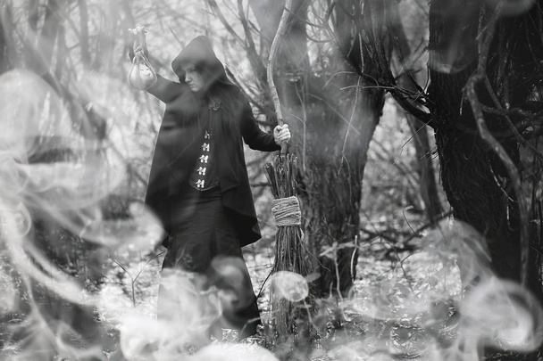 Frau im Hexenanzug im dichten Wald - Foto, Bild