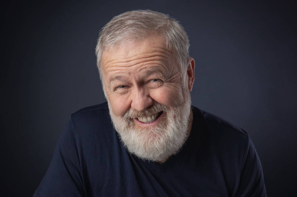 älterer Mann mit Bart posiert mit einem listigen, falschen Mimen - Foto, Bild