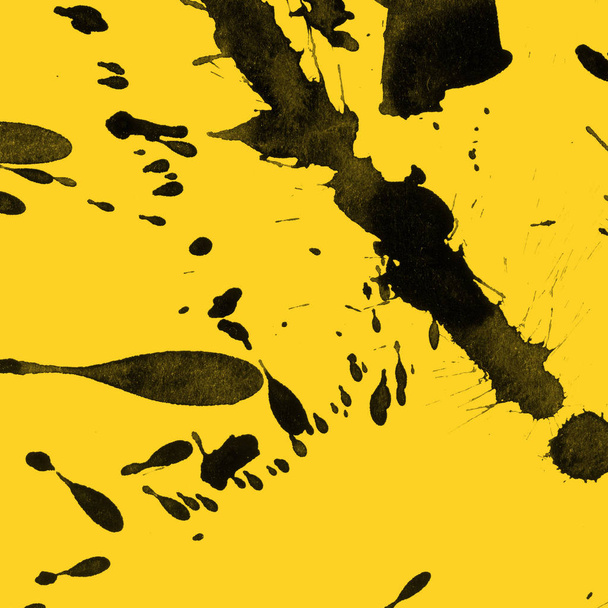 pintura negra abstracta salpica textura sobre fondo amarillo
 - Foto, Imagen