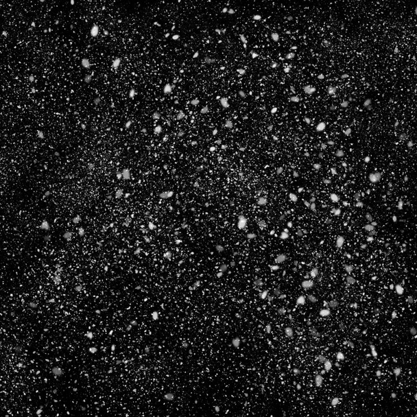 abstrakte Tapete mit fallendem Schnee auf schwarzem Hintergrund - Foto, Bild