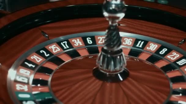 Ruleta de casino clásica en la mesa de juego. Tradicional juego de azar
 - Imágenes, Vídeo