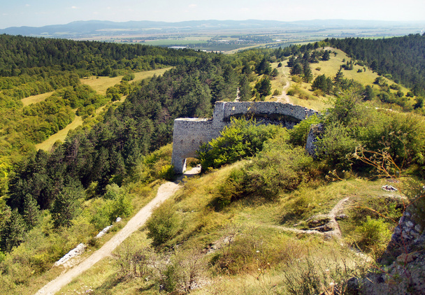 Главные входные ворота разрушенного замка Кахтис
 - Фото, изображение