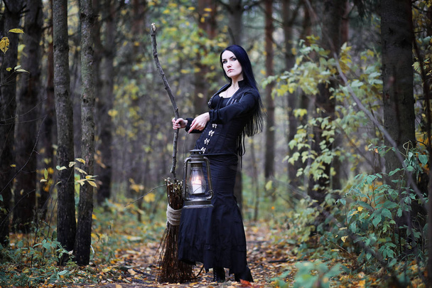 Žena v šatech čarodějnice v lese - Fotografie, Obrázek