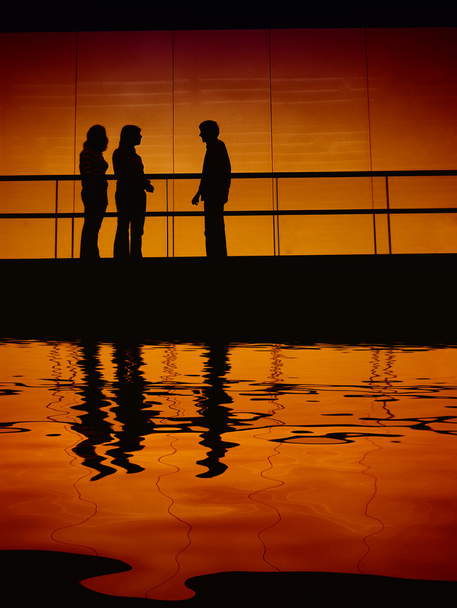 Conversación en grupo en el edificio, con reflexión sobre el agua
 - Foto, Imagen