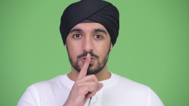 junge glückliche bärtige indische Mann mit Finger auf den Lippen - Filmmaterial, Video