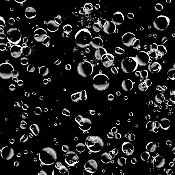 Elszigetelt fehér víz buborékok a fekete háttér. Eső csepp víz. Víz alatti oxigén. - Fotó, kép